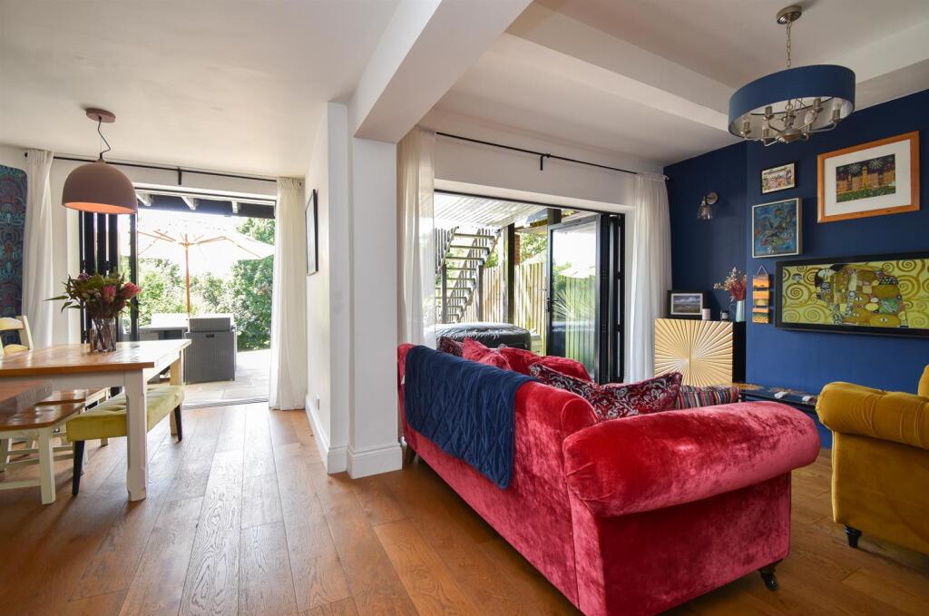 Open plan living &amp; kitchen