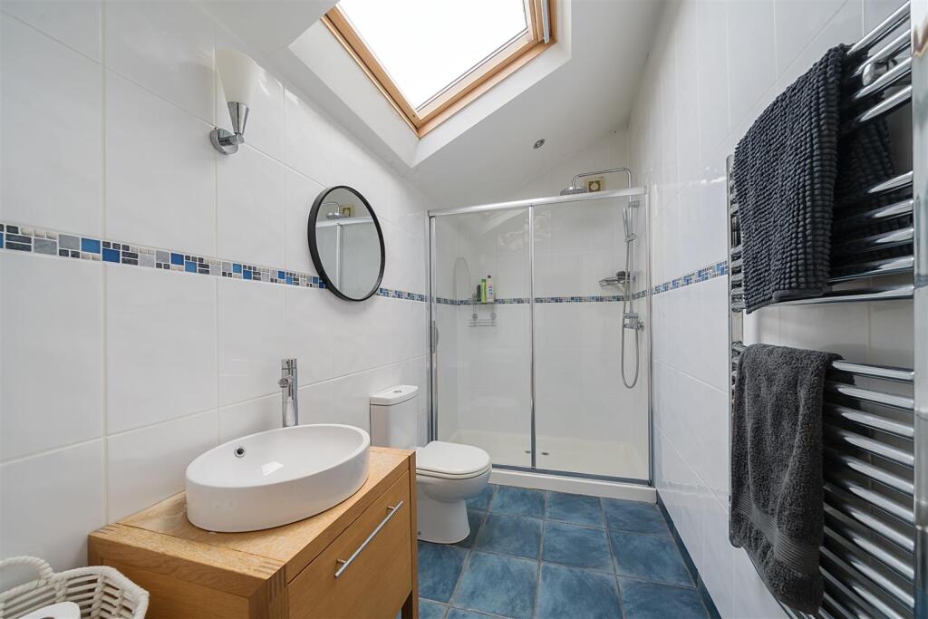 Bedroom 2, Ensuite (Farmhouse)