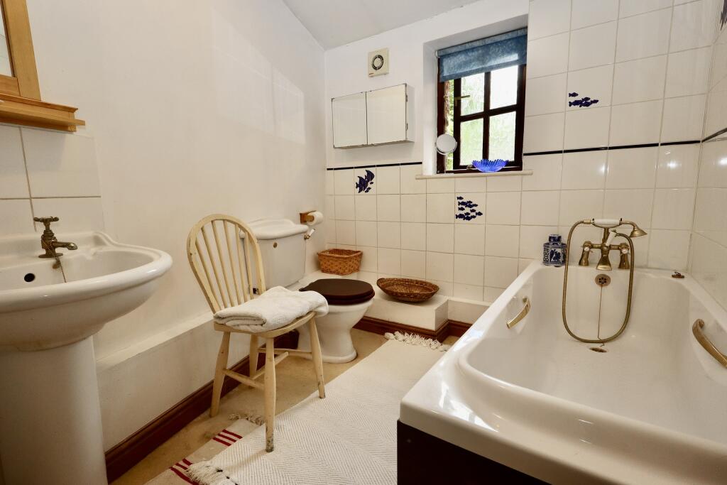 En suite to bedroom 1