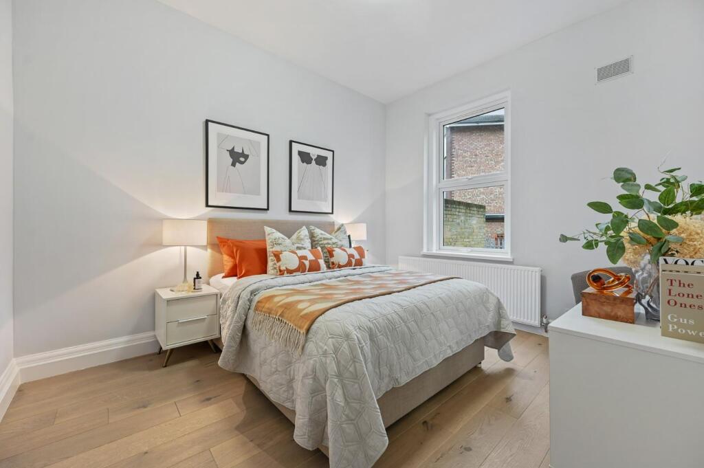 REE - Flat A, 7 Castle Hill Parade - Bedroom3 (1).