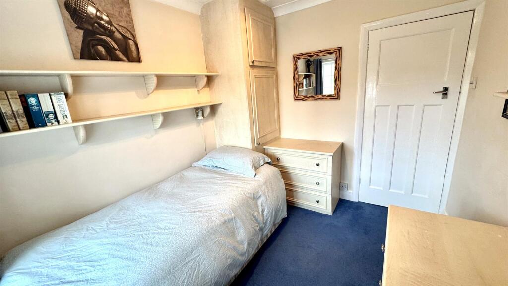 The Warren bedroom 4.jpg