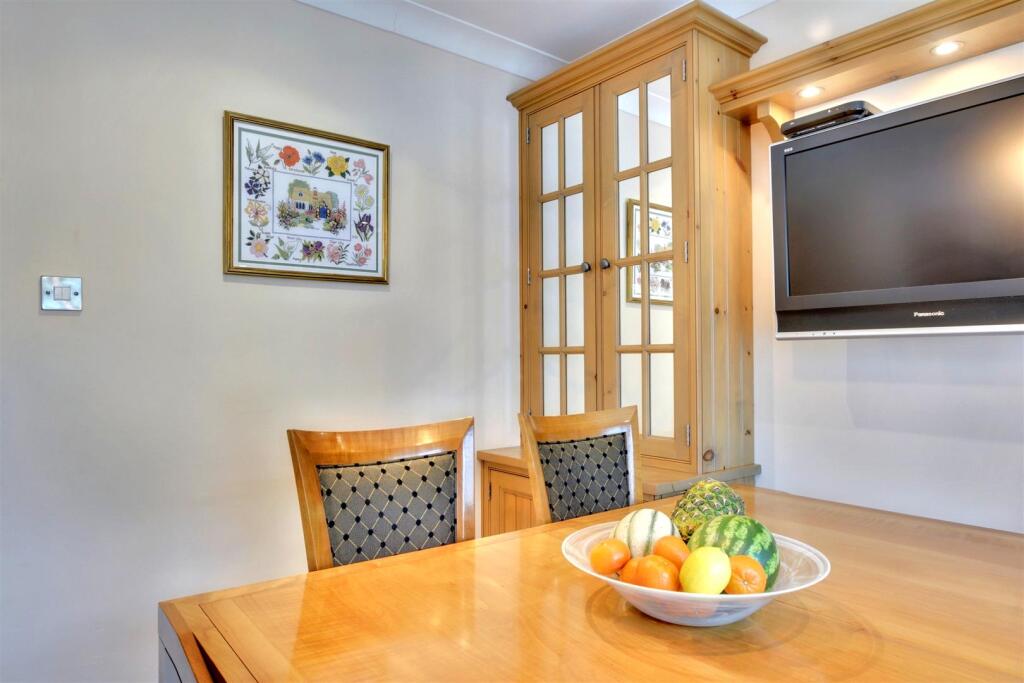 Dining Area (4).jpeg