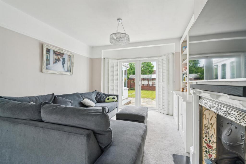 131 Aragon Road, SM4 Reception 1.jpg