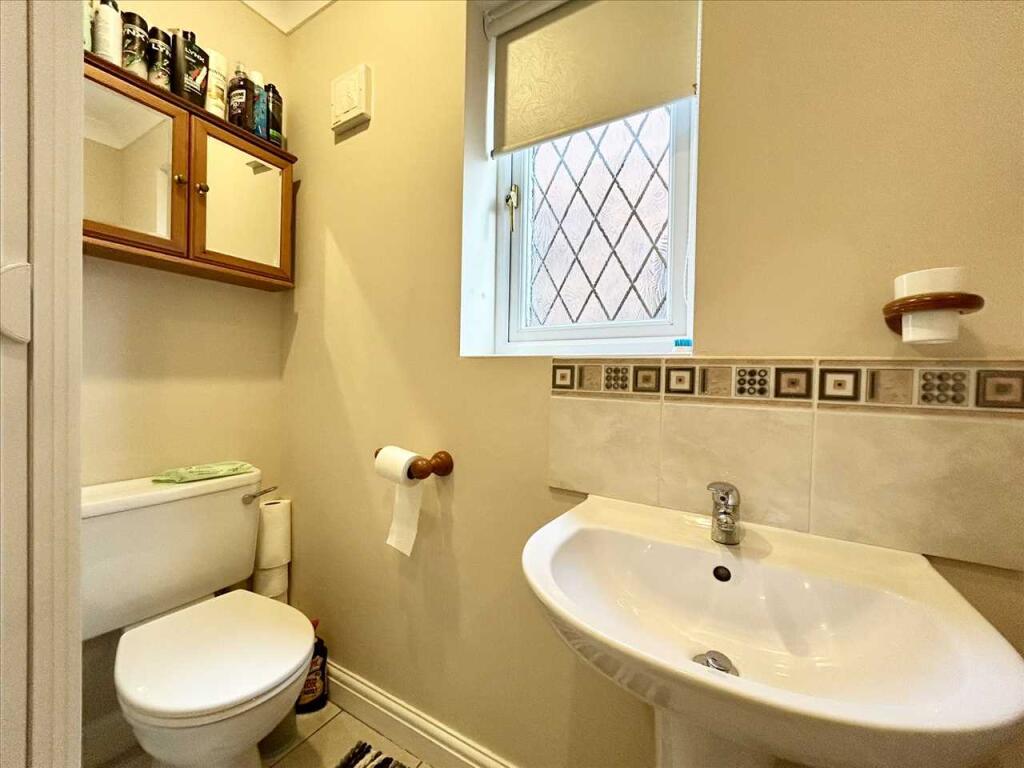 EN-SUITE SHOWER ROOM