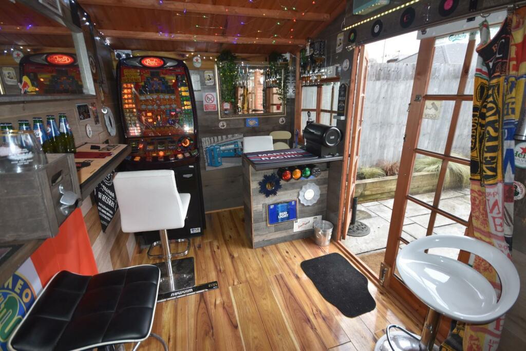 SUMMER HOUSE/BAR