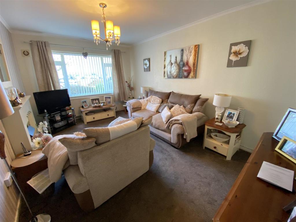 LIVING/DINING ROOM
