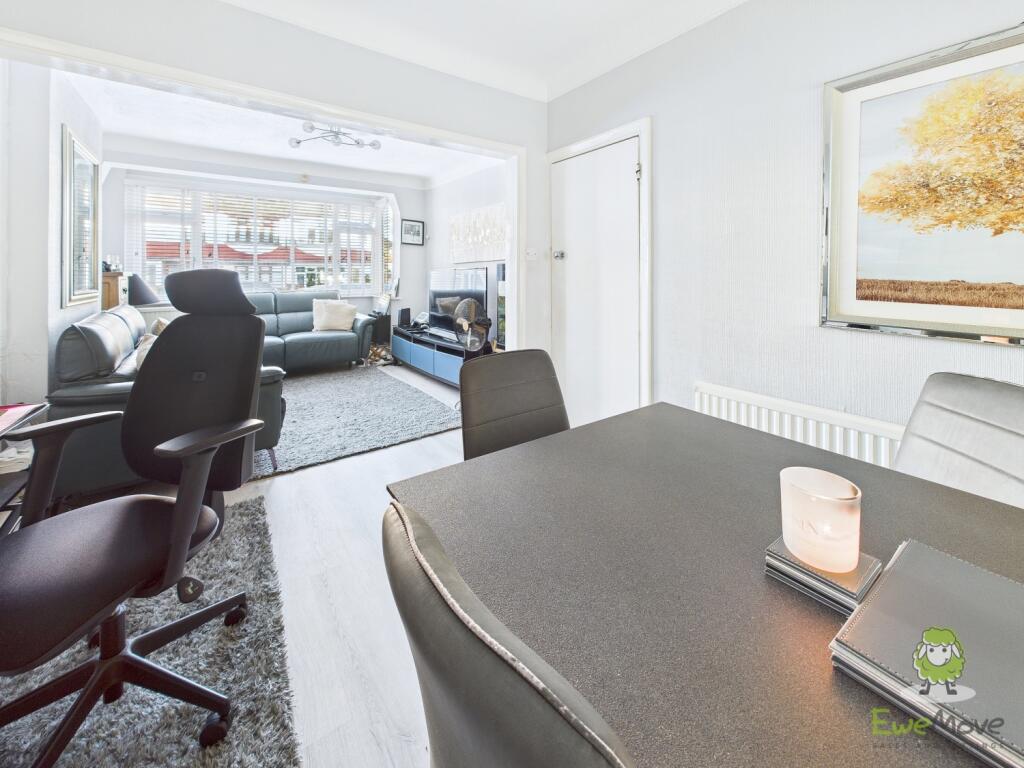 CAM01543G0-PR0164-STILL019