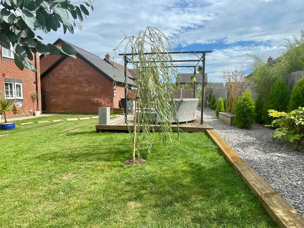Versatile flat south-facing garden