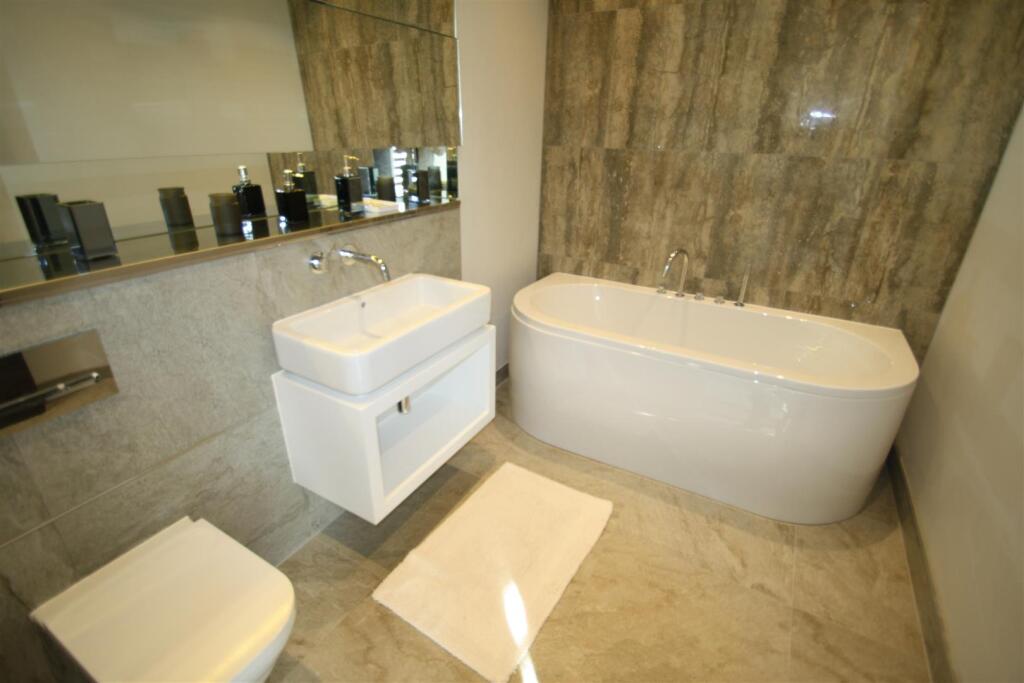EN SUITE BATHROOM