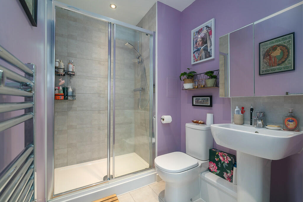 En-suite shower r...