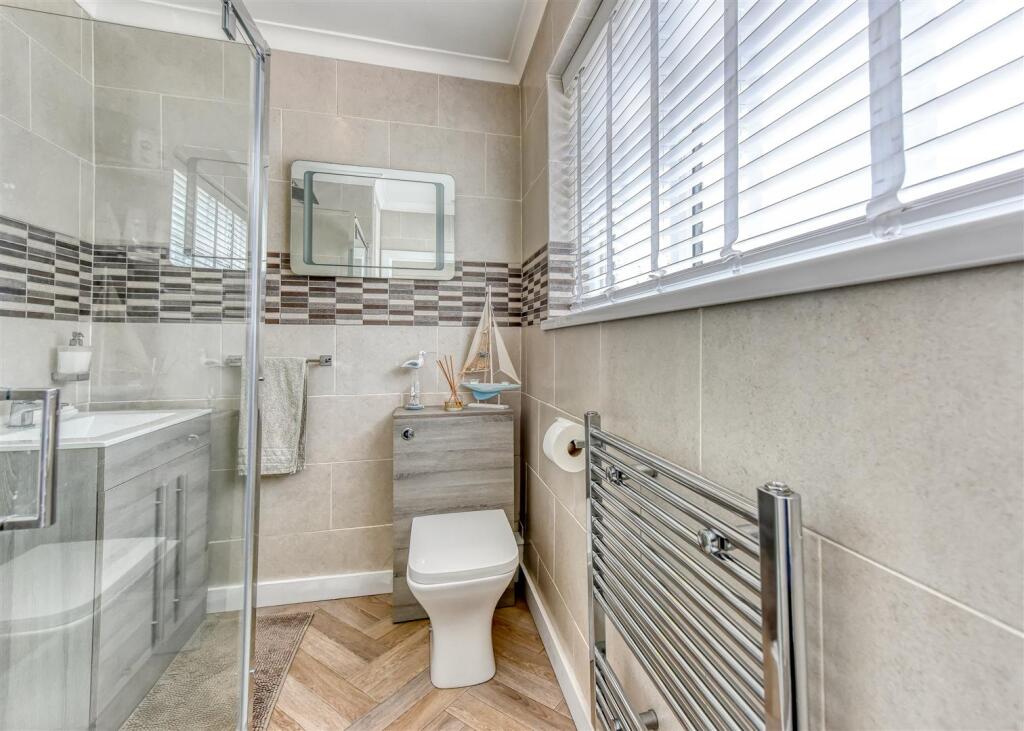 4 Oak Road-bathroom.jpg