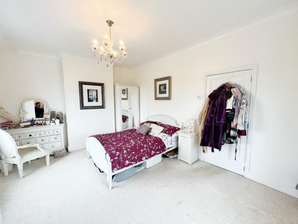 Bedroom 1 pic 2.jpg