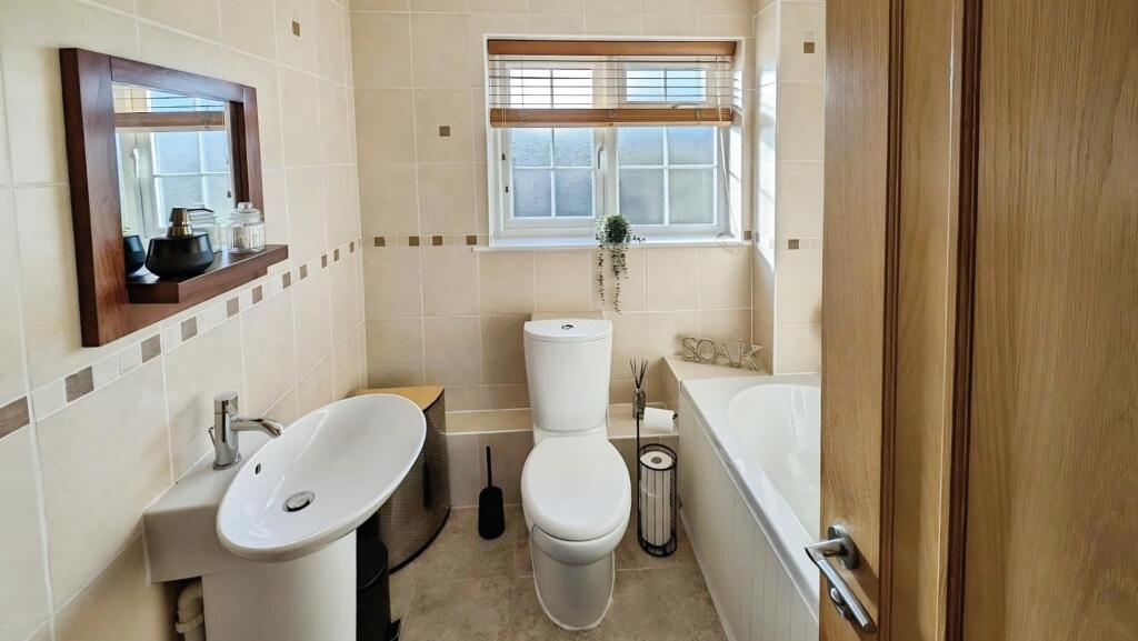 49 Cornwall Crescent bathroom a.jpg