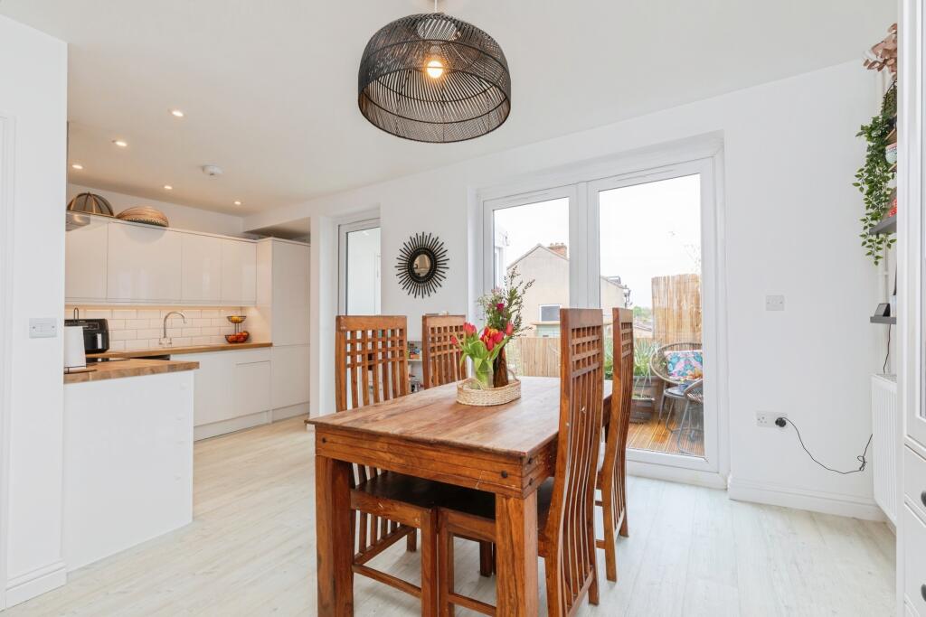 Kitchen/Dining Area 4