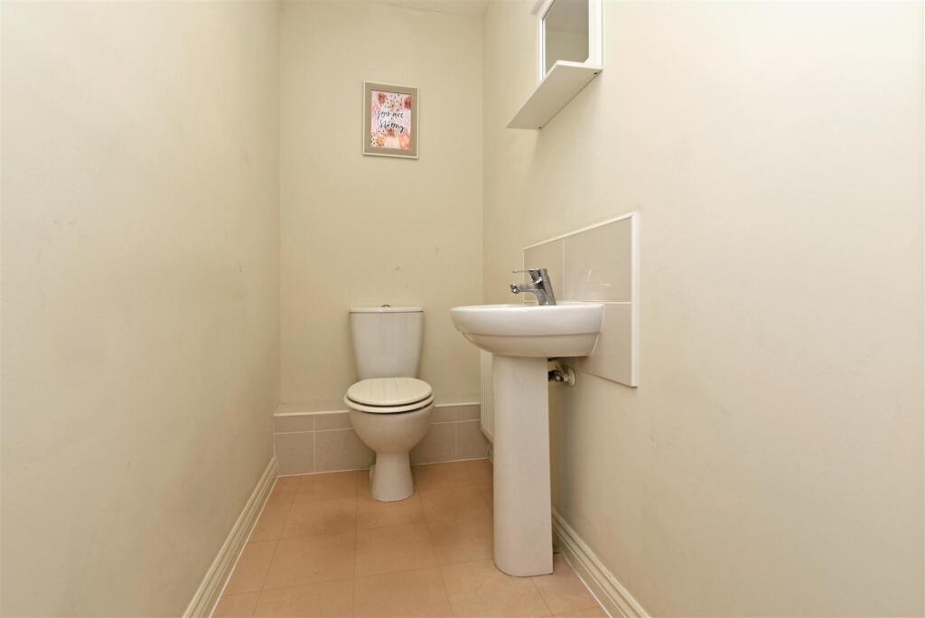 Cloakroom / WC: