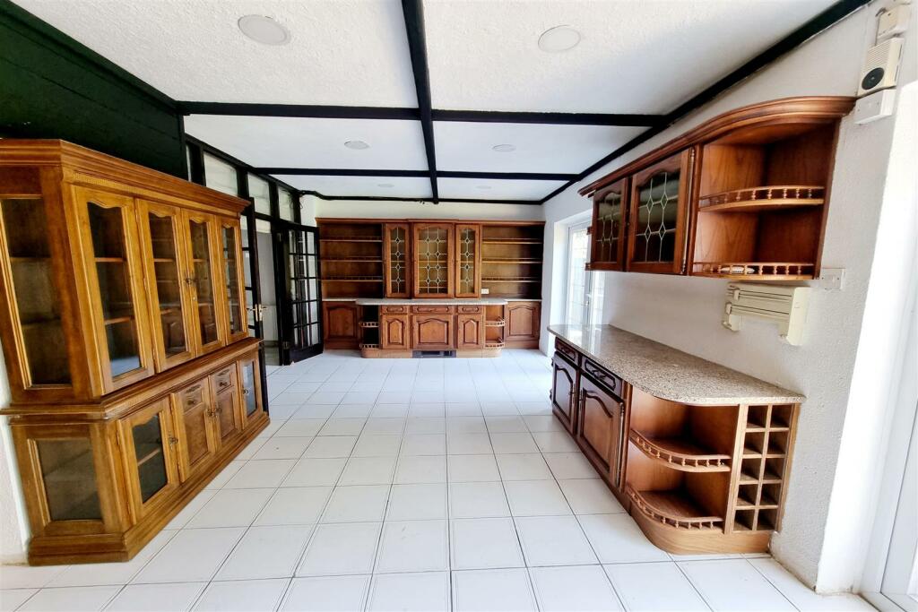 RECEPTION ROOM 4: PIC. 2