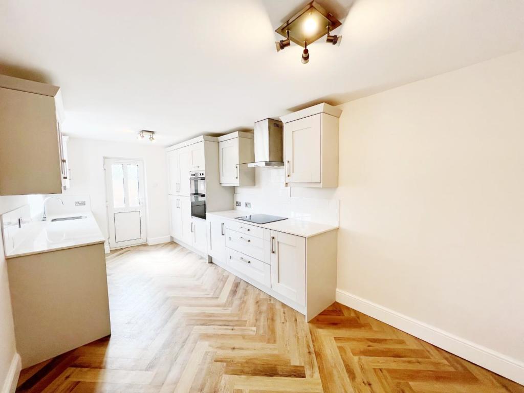 Kitchen 1.jpg