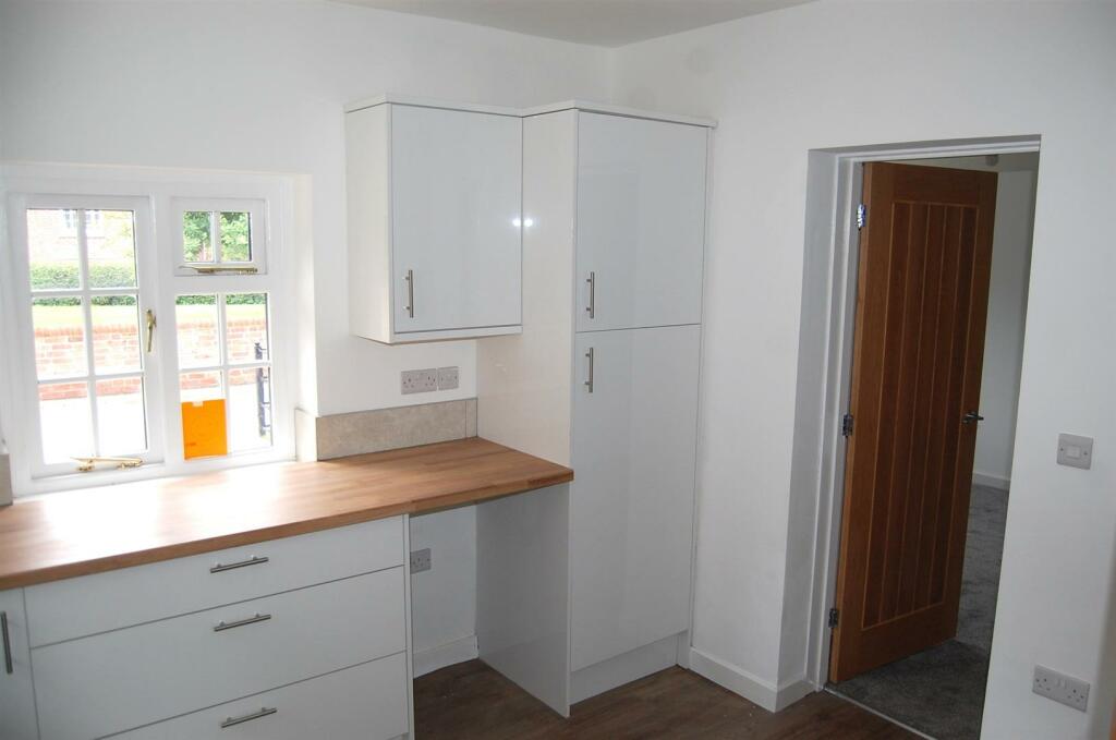 4. kitchen 2.JPG