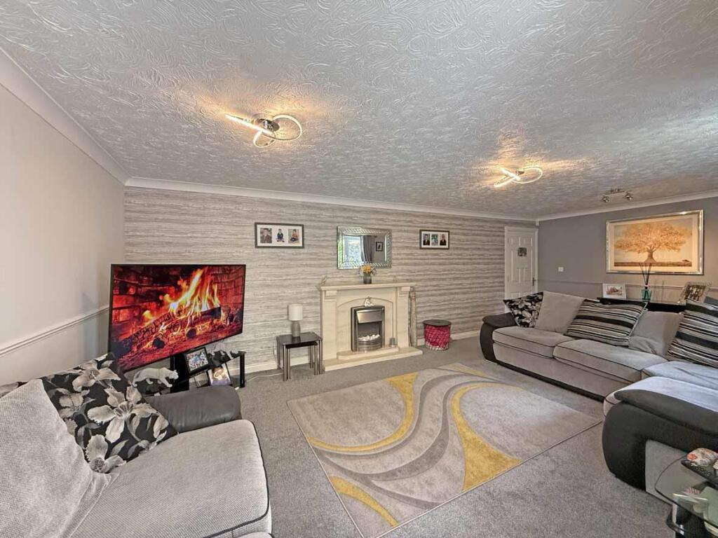 Captains Gardens 7 Lounge Front.jpg