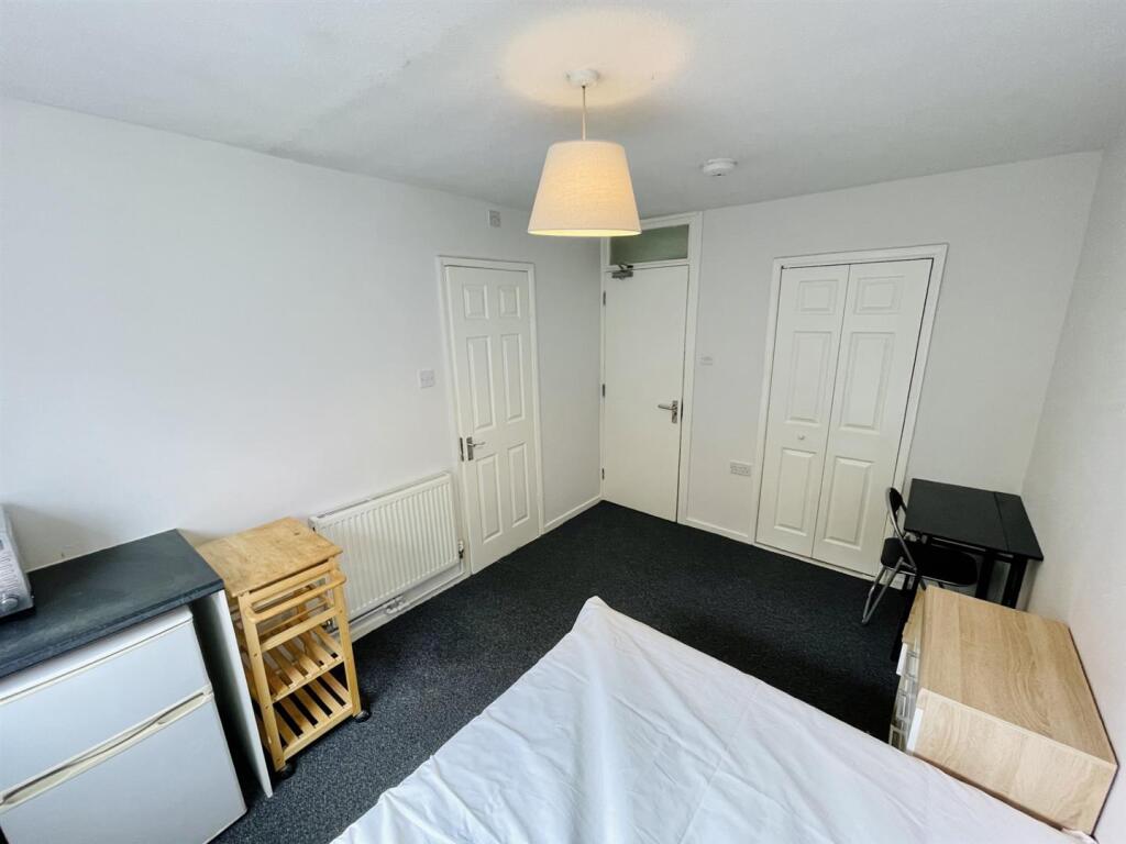 Bedroom 1.jpg