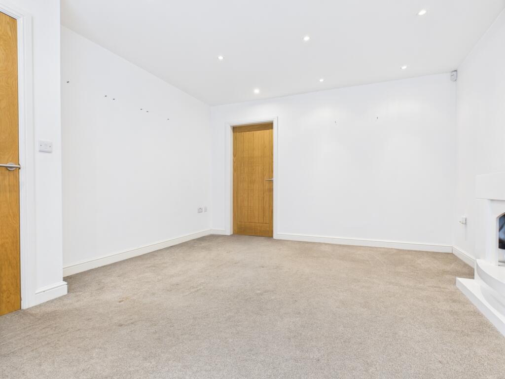 CAM03729G0-PR0113-STILL016