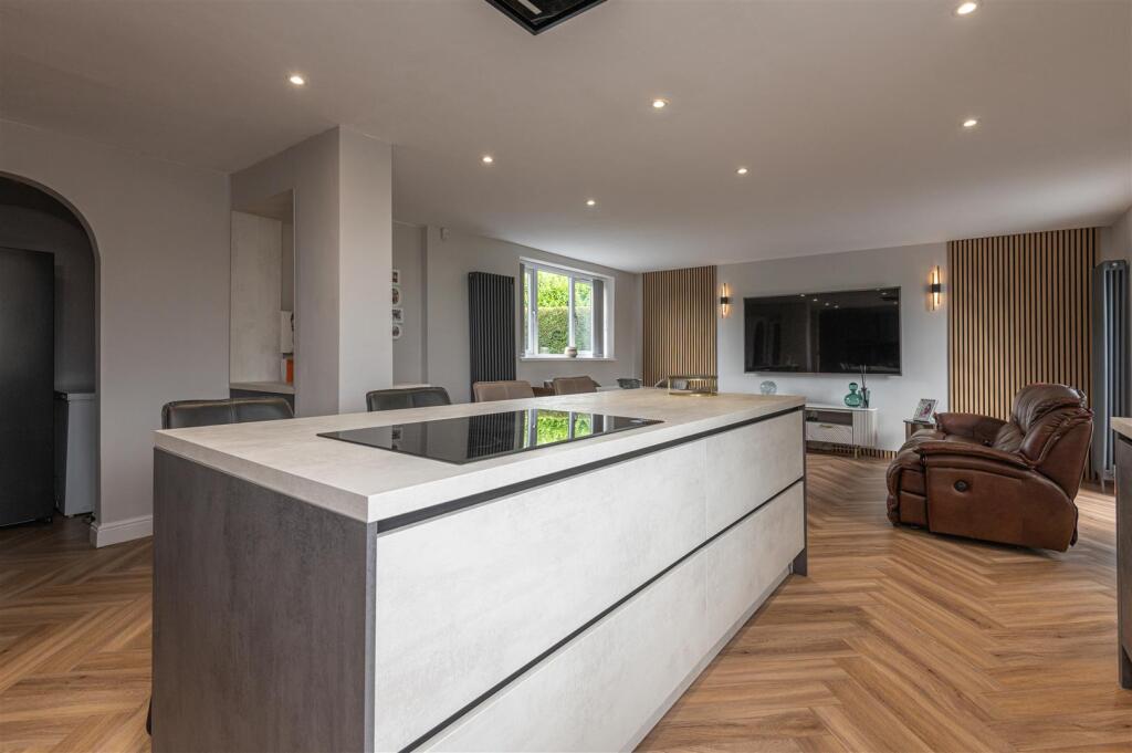 21 - 14 Broomfield Road HD2 2HG.jpg