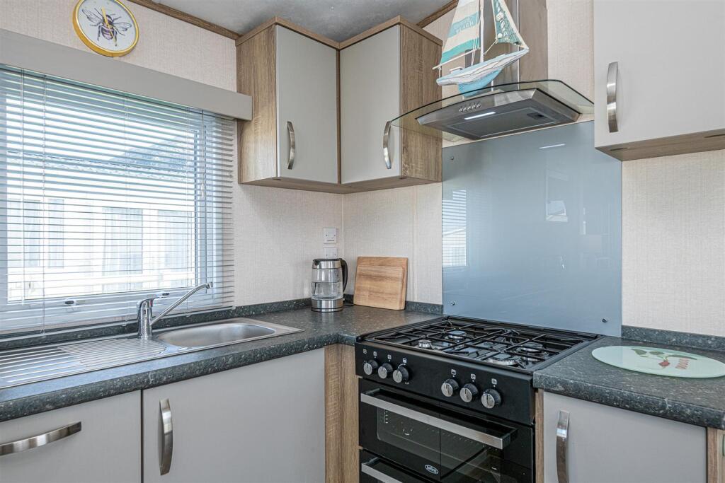 W27-ABERAFON-PARK-KITCHEN-03.jpg