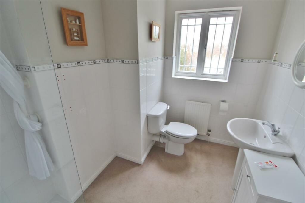 EN-SUITE SHOWER ROOM