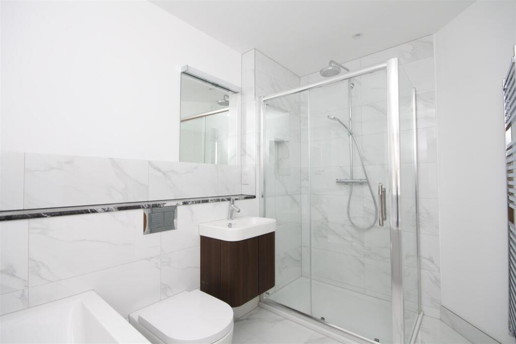 ensuite shower.JPG