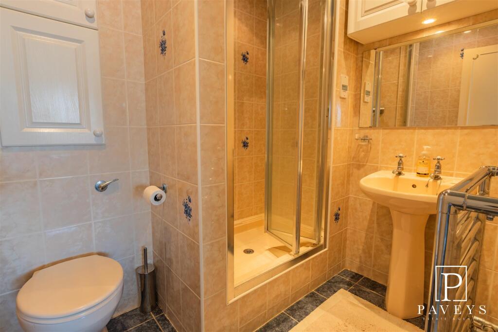EN-SUITE TO MASTER BEDROOM