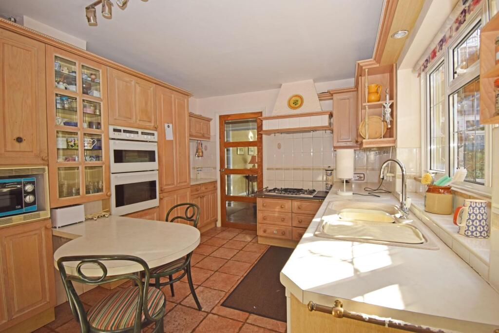 44 Church Road, kitchen a.jpg