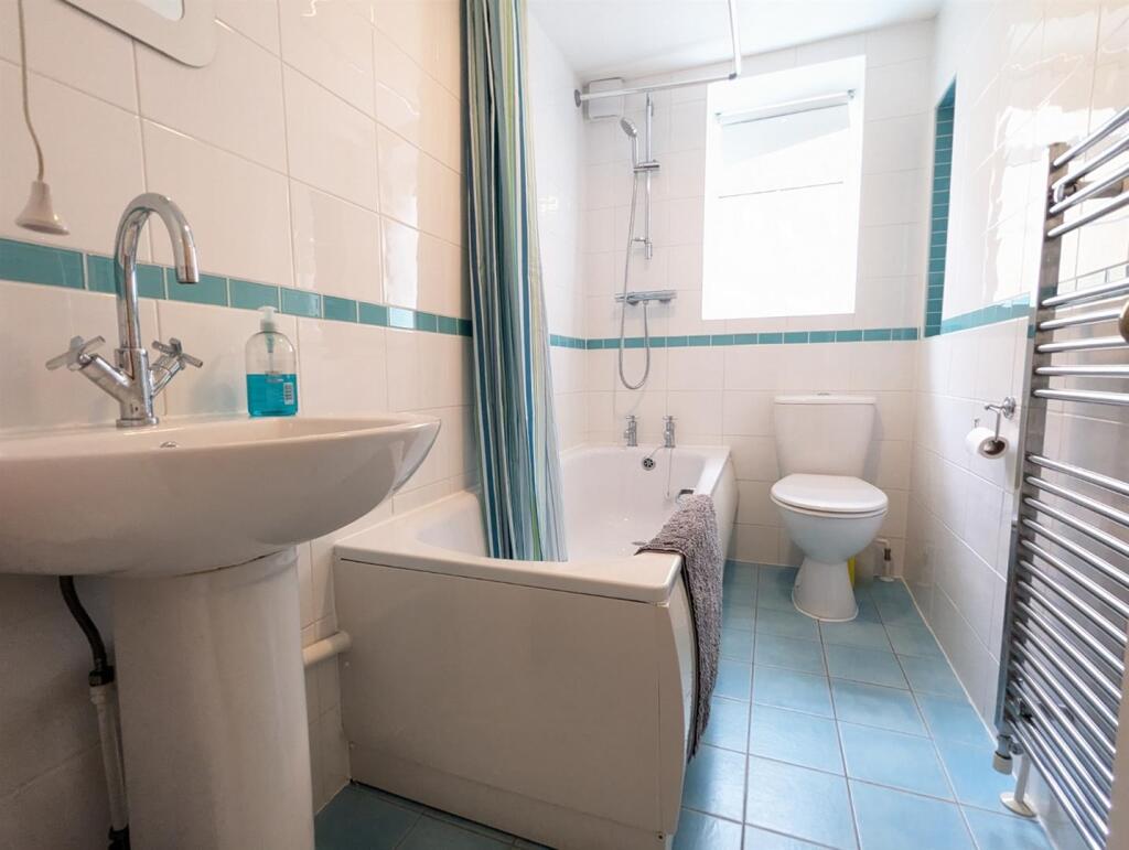 Family bathroom (1).jpg