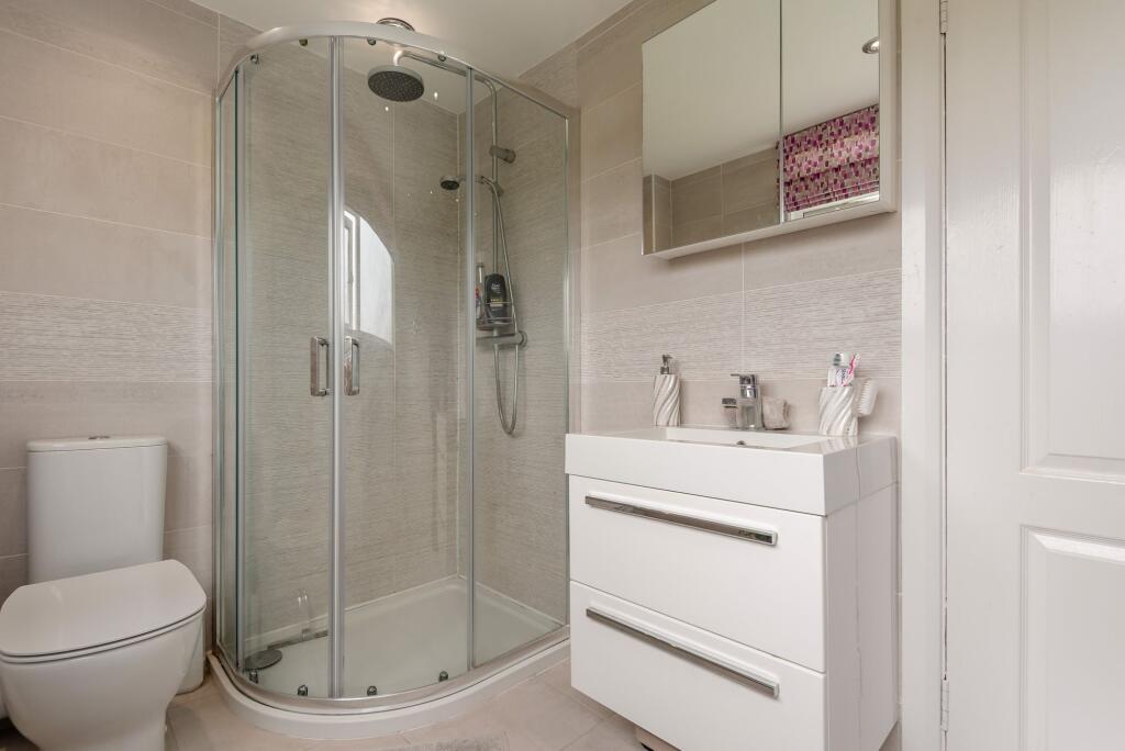 Family Bathroom (alternative view)