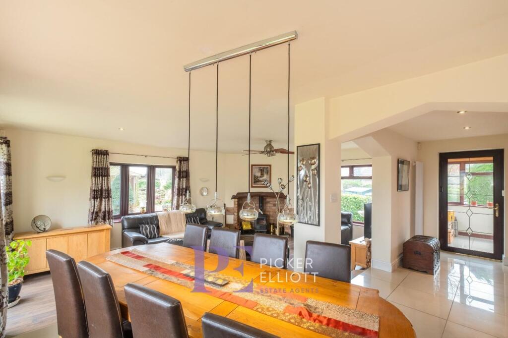 Main Lounge / Dining Area