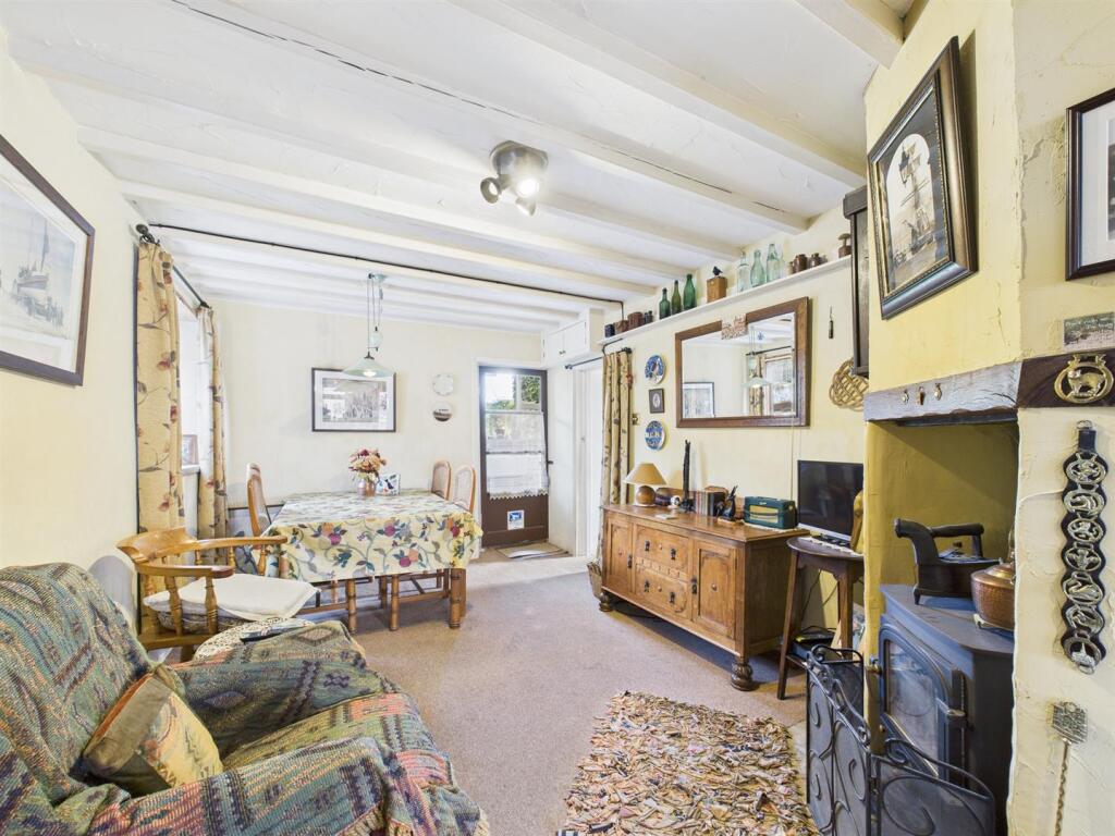 Open plan kitchen/dining/living area: