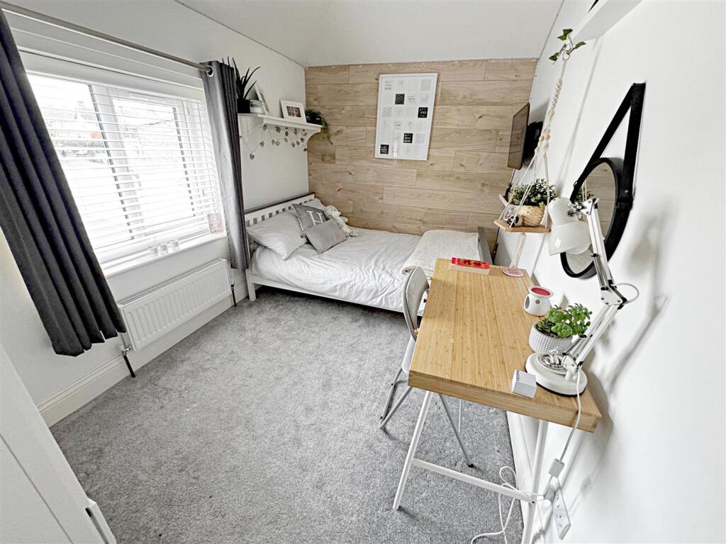 BEDROOM 4