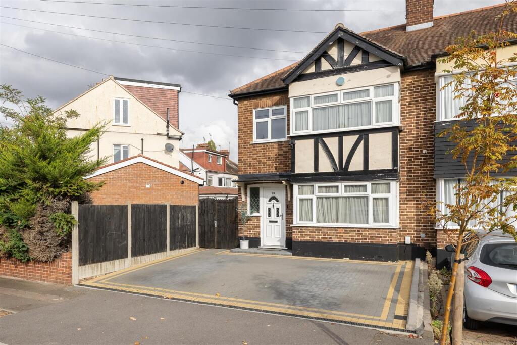 Brackley Square, IG8