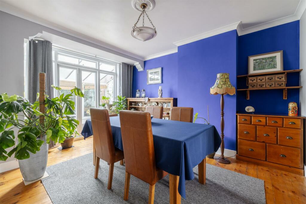 Richmond Crescent, E4