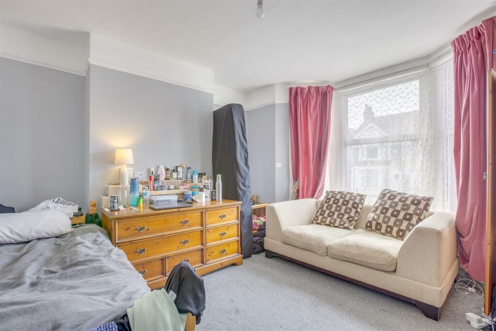 133 Desborough Avenue, HP11 2SG-4.jpg