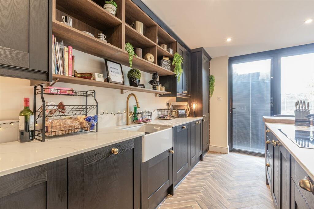 21 Linden Close, New Haw, KT15 3HG - 21.jpg