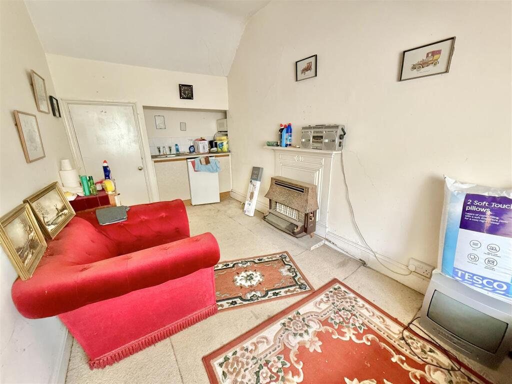 ROOM 6