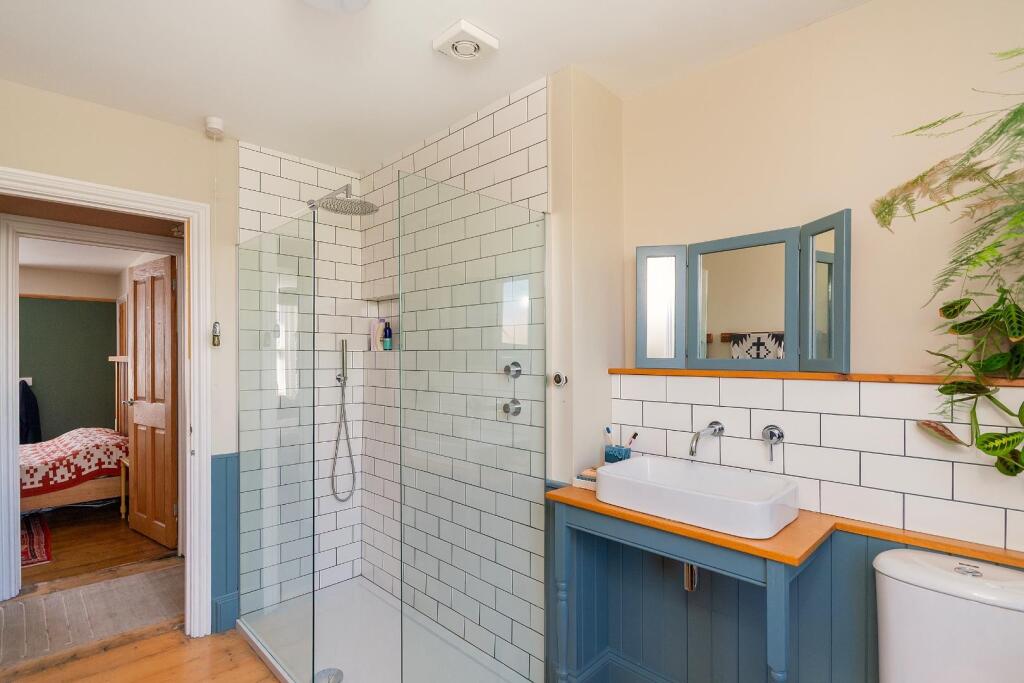 3Y7REN - Bathroom A.jpg