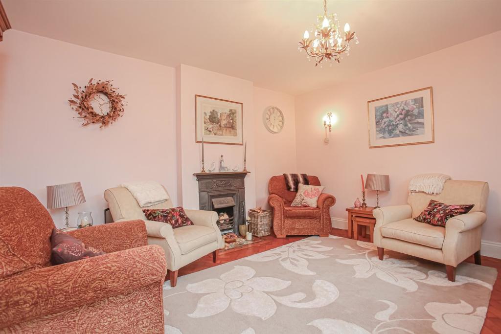 Front sitting room.jpg