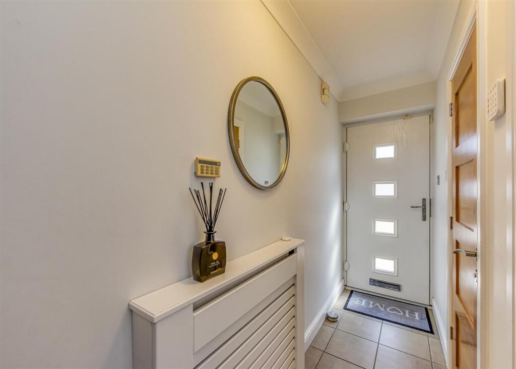 49 Penleigh Gardens-Hall.jpg