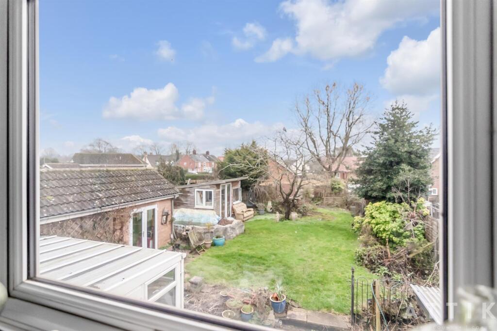 6 Mill Hill Drive Halesworth IP19 8DB (27).jpg