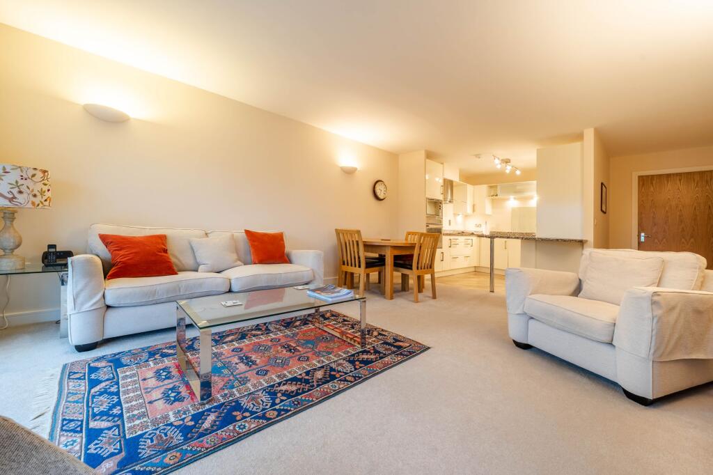 OPEN PLAN LIVING AREA