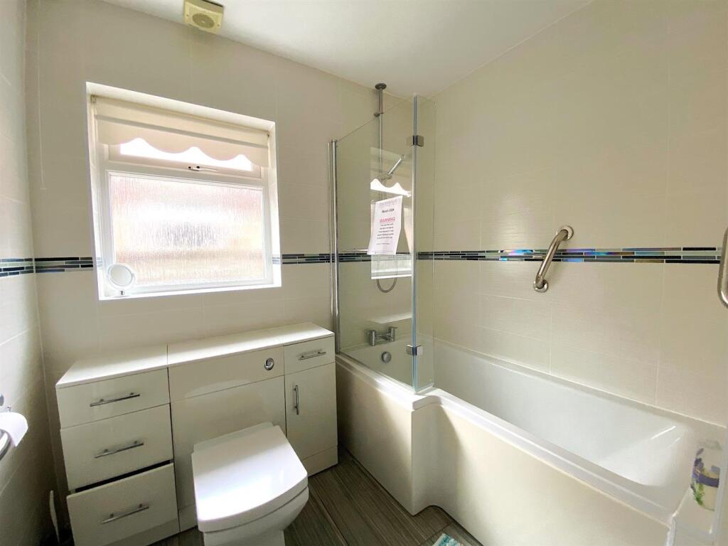 16 Eastergate - Bathroom1.jpg