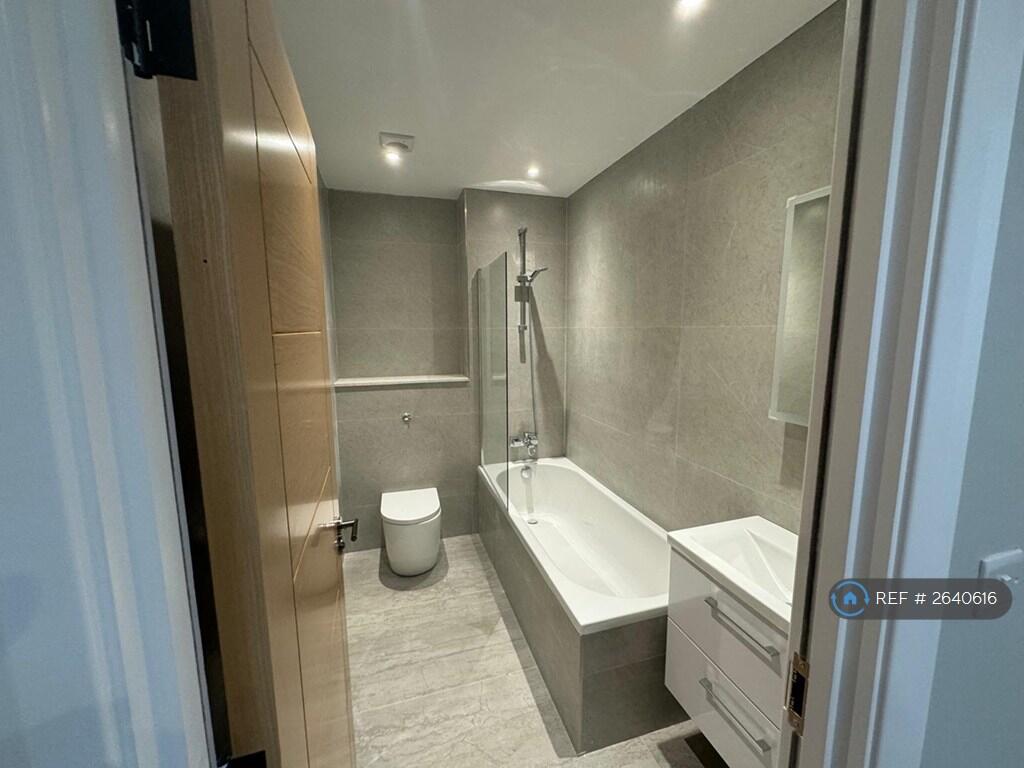 Main Bathroom 