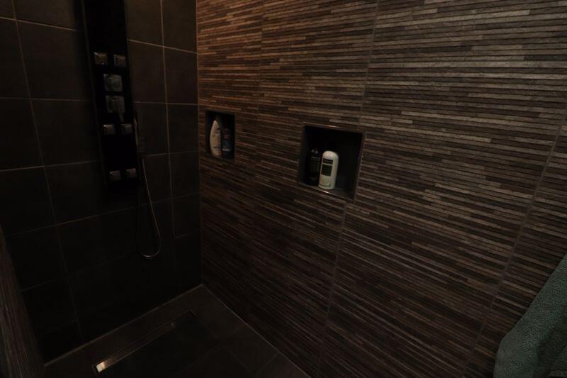 EN SUITE SHOWER SHOT