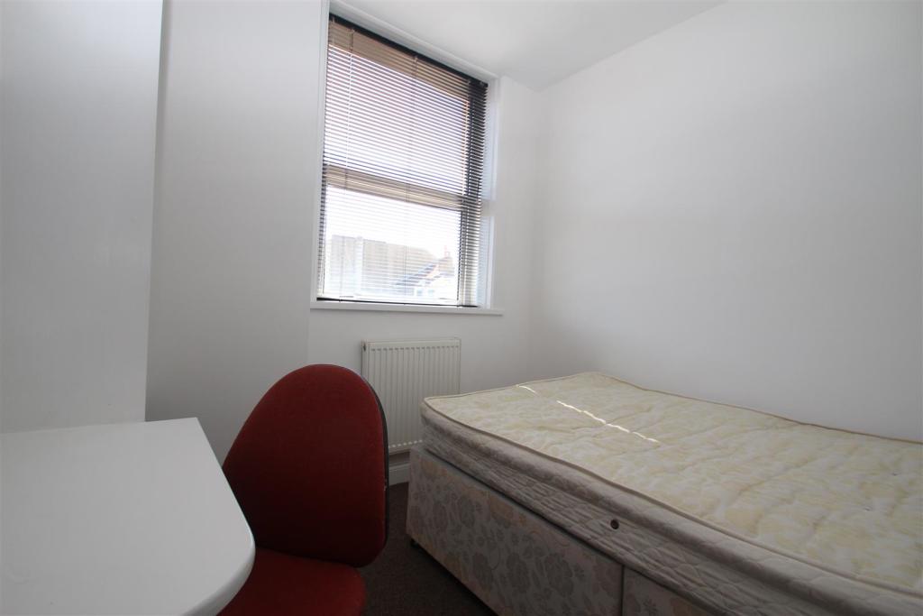 104 manners Bed3.JPG